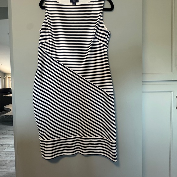Chaps Women's Sz 12 Navy and White Striped nautical Sleeveless knee length Dress - Picture 4 of 8